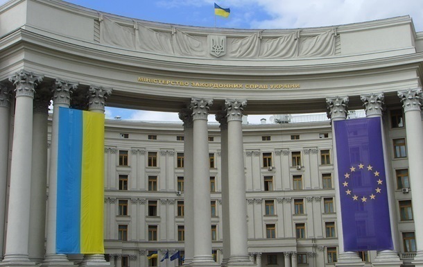 Україна відкриє візові центри у восьми країнах