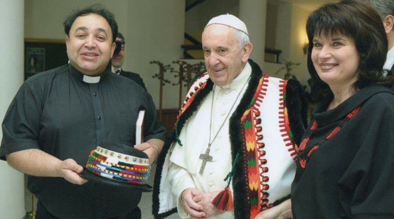 Папа Римський одягнув традиційне вбрання карпатських гуцулів (ФОТО)