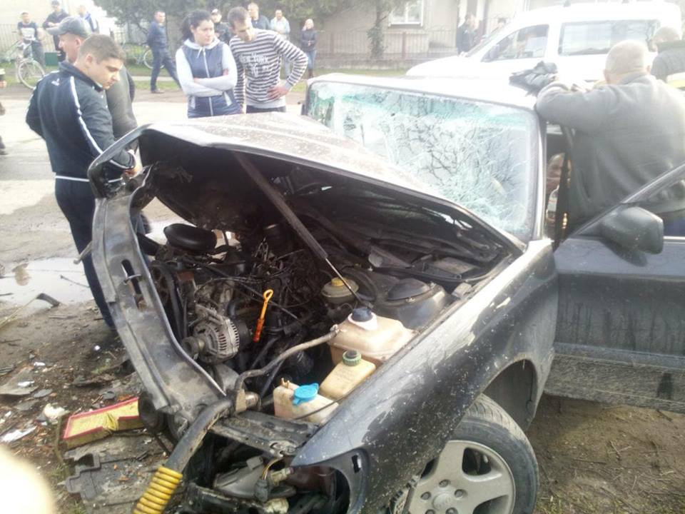 Жахлива ДТП на Закарпатті: постраждалого з авто вирізали рятувальники / ФОТО