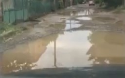 Наслідки дощу: в Ужгороді дорога на вулиці Шишкіна перетворилася в суцільне болото