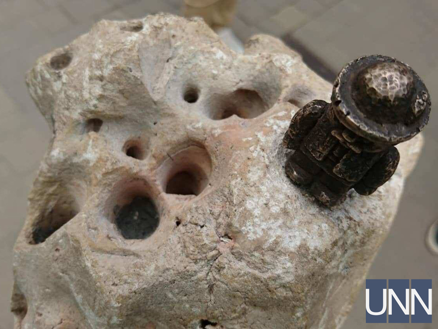 В Ужгороді відкрили міні-скульптуру на честь найбільшого метеорита Європи (ФОТО)