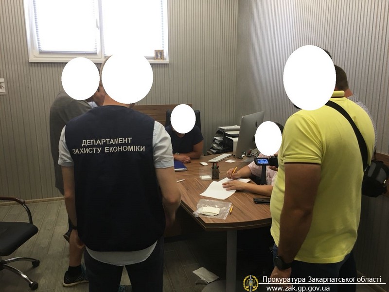 В Ужгороді на хабарі у $800 затримали топ-чиновника міської ради