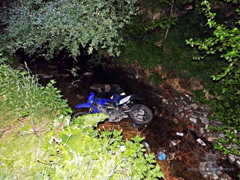 Мотоцикліст вилетів у річку й розбився