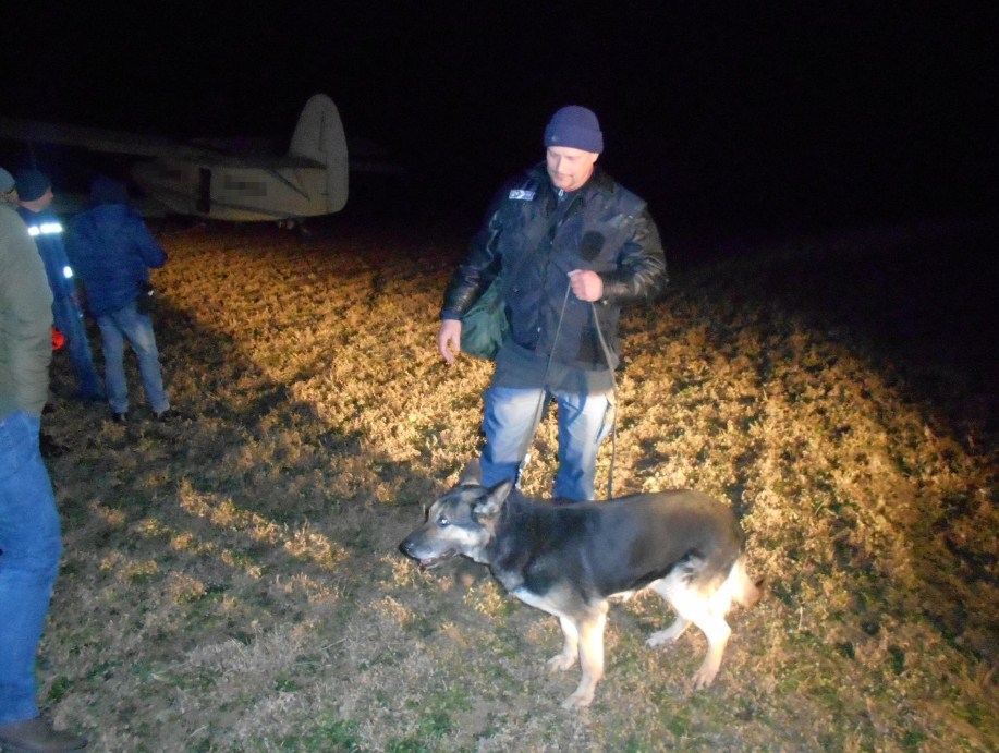 В Угорщині затримали літак з нелегалами, який не помітила українська сторона (ФОТО,ВІДЕО)