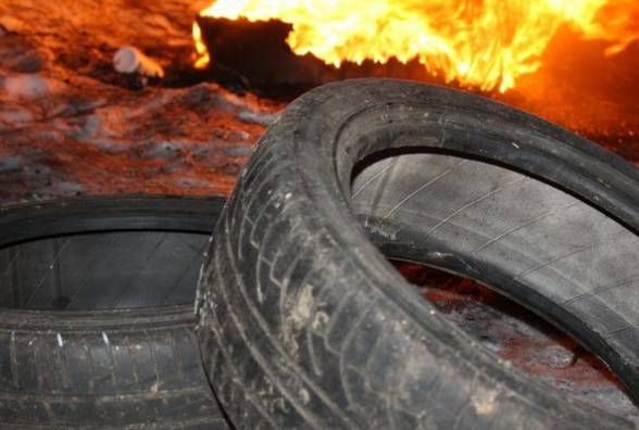 Невідомі підпалили шини на автомобілі начальниці відділу освіти Свалявської РДА, – ЗМІ