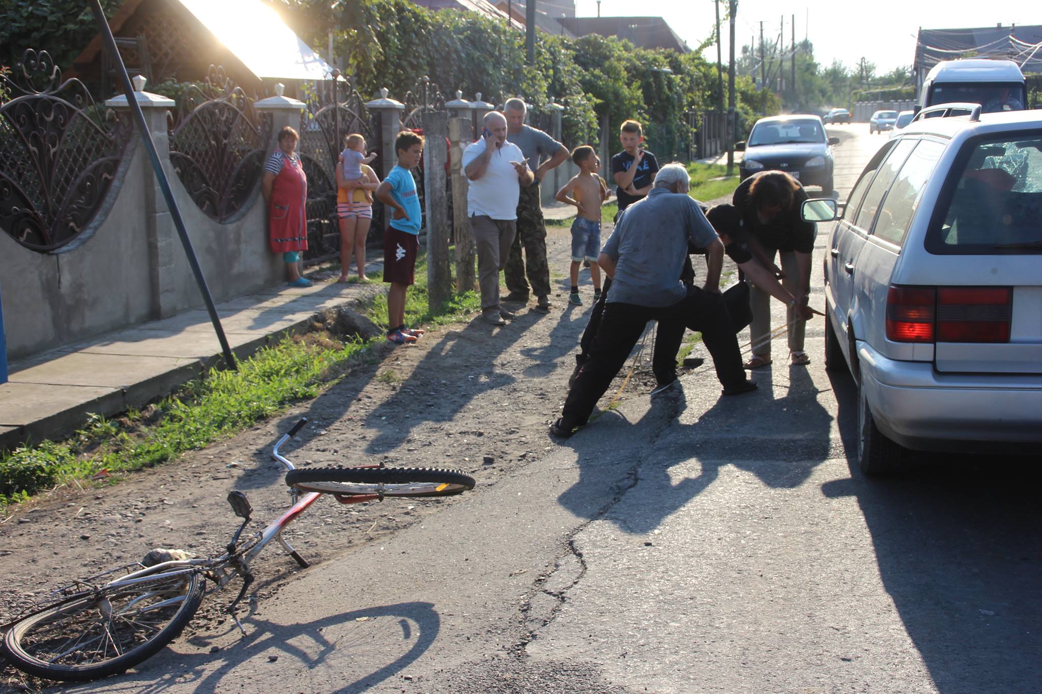 ДТП на Закарпатті : Volkswagen збив юнака-велосипедиста
