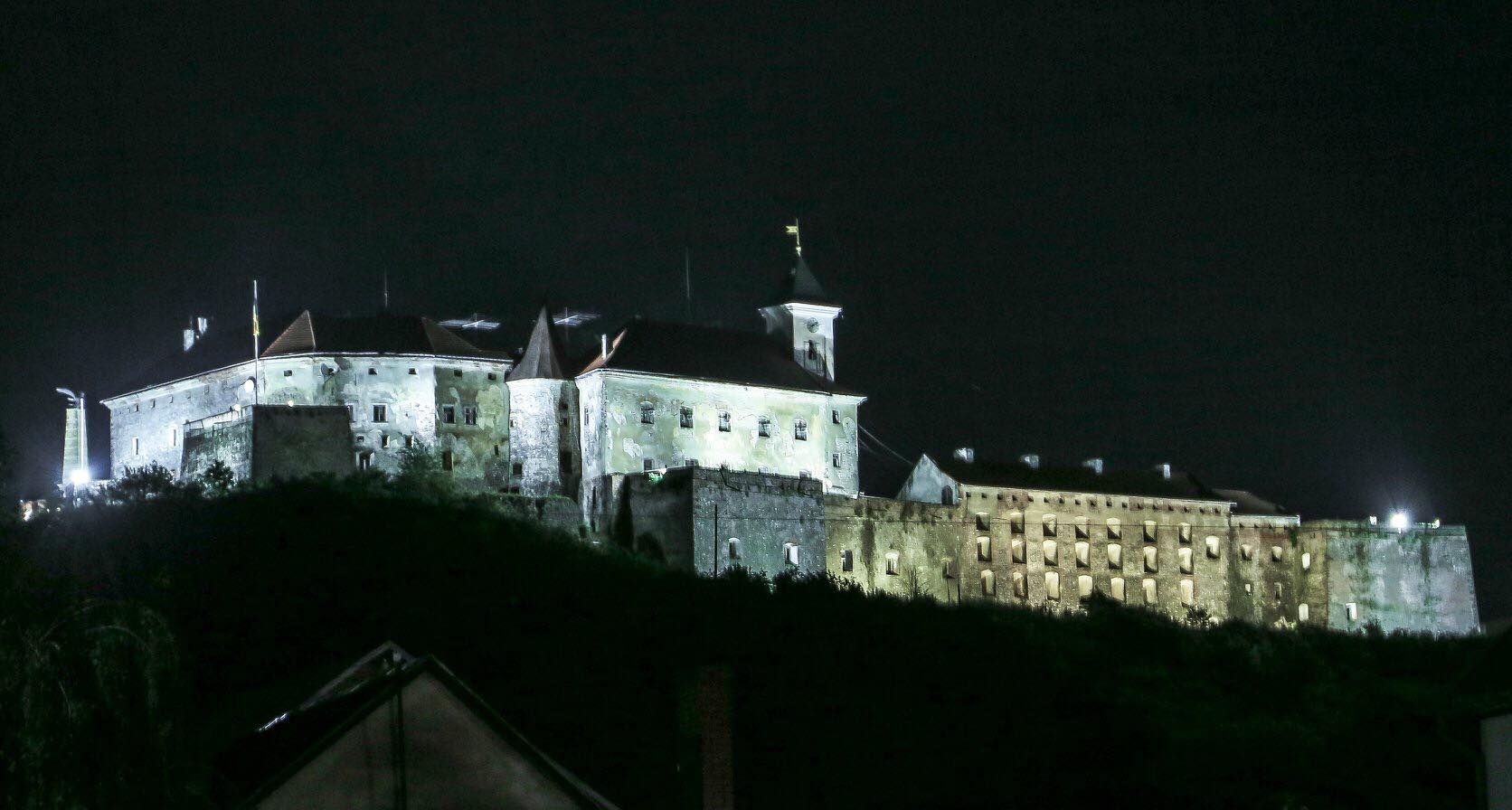 Фантастичне видовище: в Мукачеві показали освітлений замок «Паланок» (ФОТО)